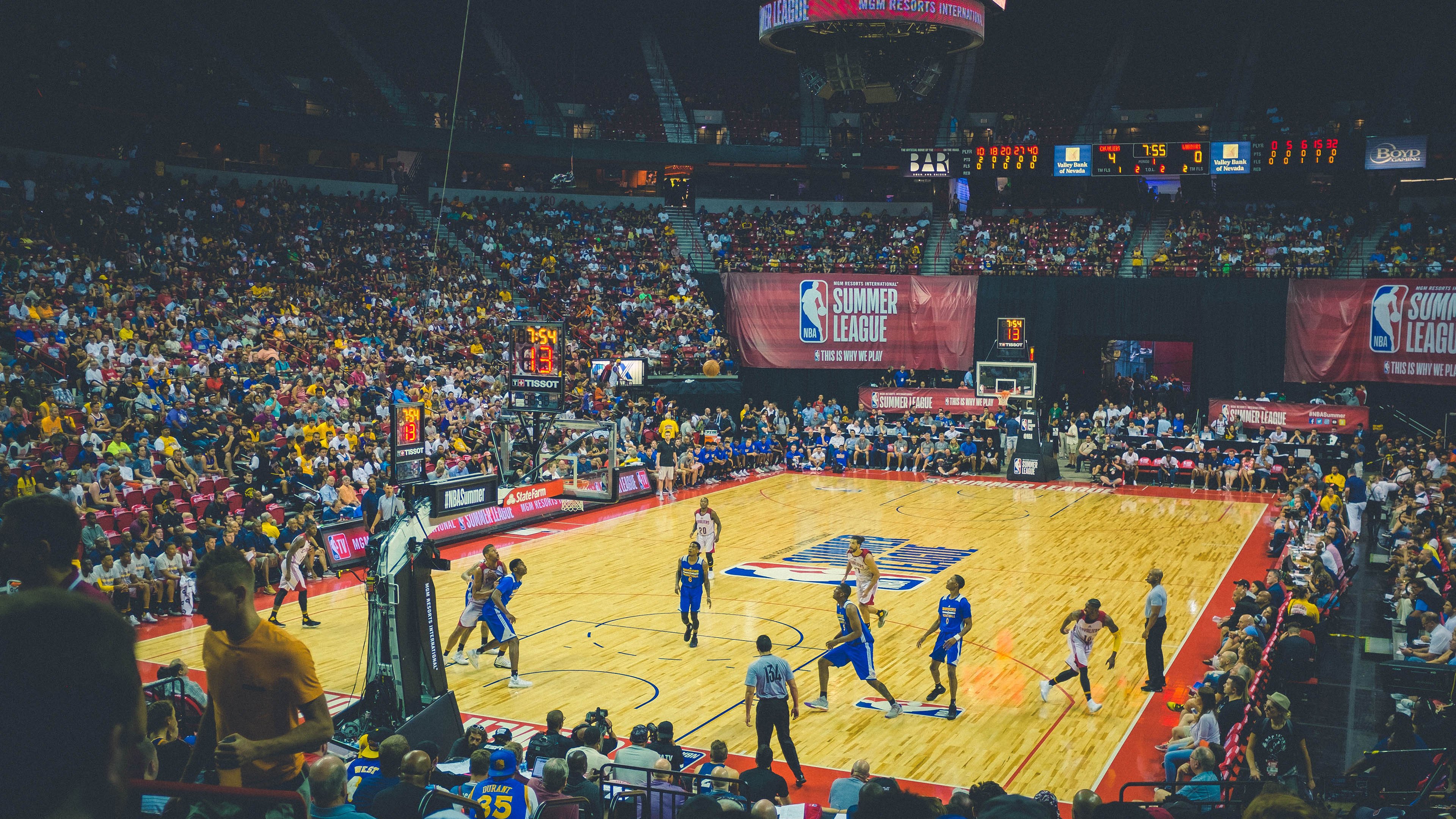 李恩：凭借出色的跑位和传球能力，成为全黑队进攻的关键，李恩个人简介